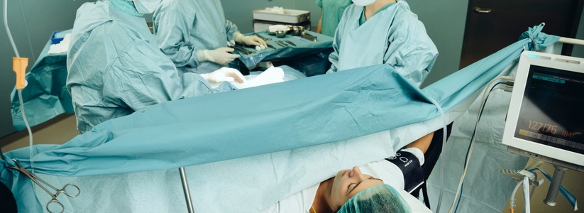 В Екатеринбурге женщину парализовало на операционном столе. Ей в это время делали кесарево сечение, сообщает портал Е1.