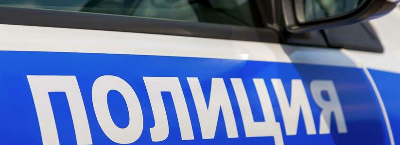 В Оренбургской области местный житель сообщил в полицию о 4-летнем мальчике, которого нашли на улице. Лицо ребенка было в крови.
