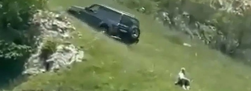 В Кабардино-Балкарии водитель решил покорить крутую гору и загнал свой внедорожник Nissan Patrol на экстремально опасный склон.