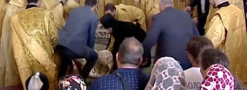 Патриарх Московский и всея Руки Кирилл поскользнулся на мраморном полу, на который пролилась святая вода.