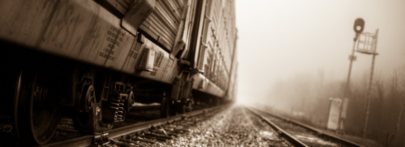 В Сочи, недалеко от вокзала, девушка чуть не оказалась под колесами поезда....
