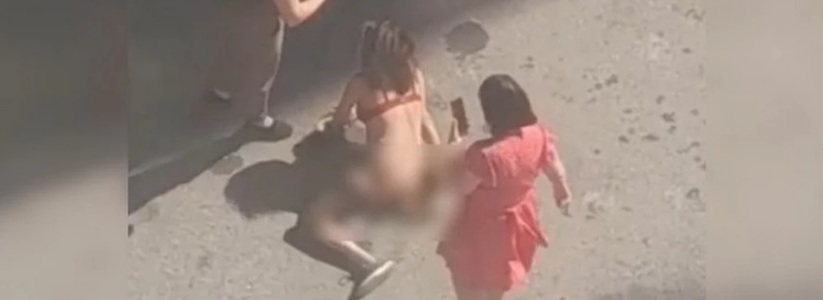 Жуткий инцидент произошел накануне в Уфе. Там две женщины посреди улицы избивали...