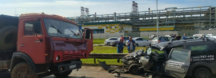 Удар был такой силы, что машину вдавило в отбойник: В Татарстане произошло ДТП с КАМАЗом