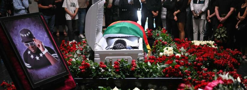 30 июня похоронили российского певца Пьера Нарцисса. На церемонию заявилась его тайная возлюбленная. Это была певица и ведущая Ксения Грин.