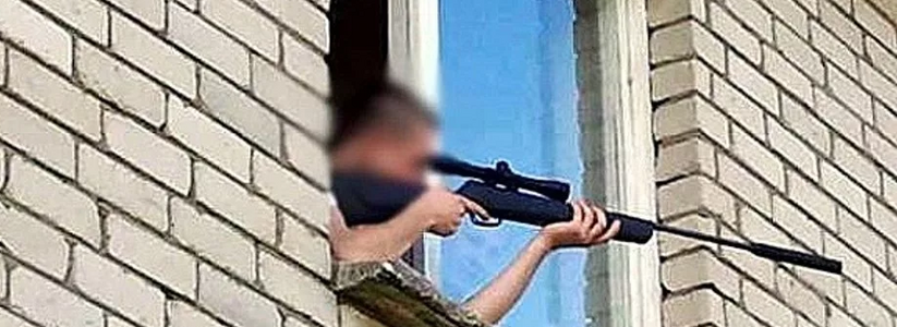 В Санкт-Петербурге почтовый оператор выстрелил в своего соседа. Оказалось, он хранил дома пневматическую винтовку, передает 78.ru.