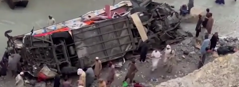 Страшная трагедия произошла на юго-западе Пакистана. Там пассажирский автобус на полном ходу рухнул в ущелье с огромной высоты.