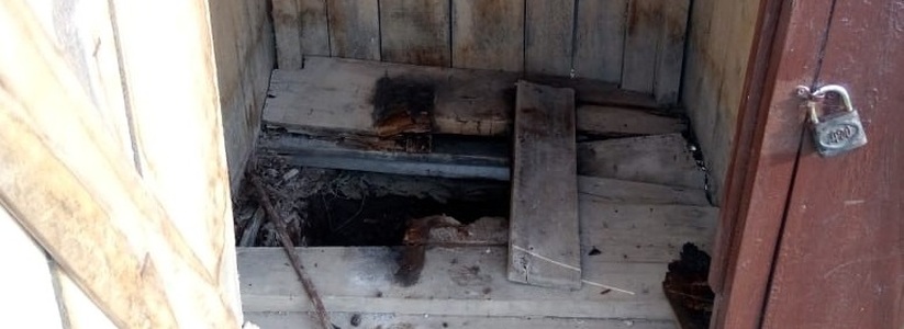 Трагедия произошла 6 июля 2022 года в Советском районе Волгограда. 6-летняя девочка умерла, упав в канализационную яму уличного туалета.