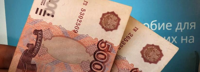 По 10 000 рублей за стаж более 25 лет начнут зачислять с 19 августа