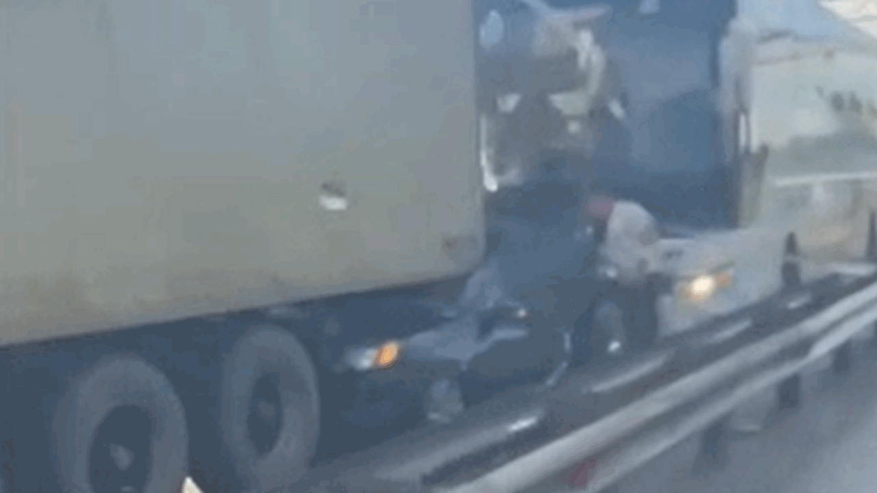 В Татарстане авто зажало между фурой и автобусом На трассе М-7 в Татарстане произошло ДТП с учас...