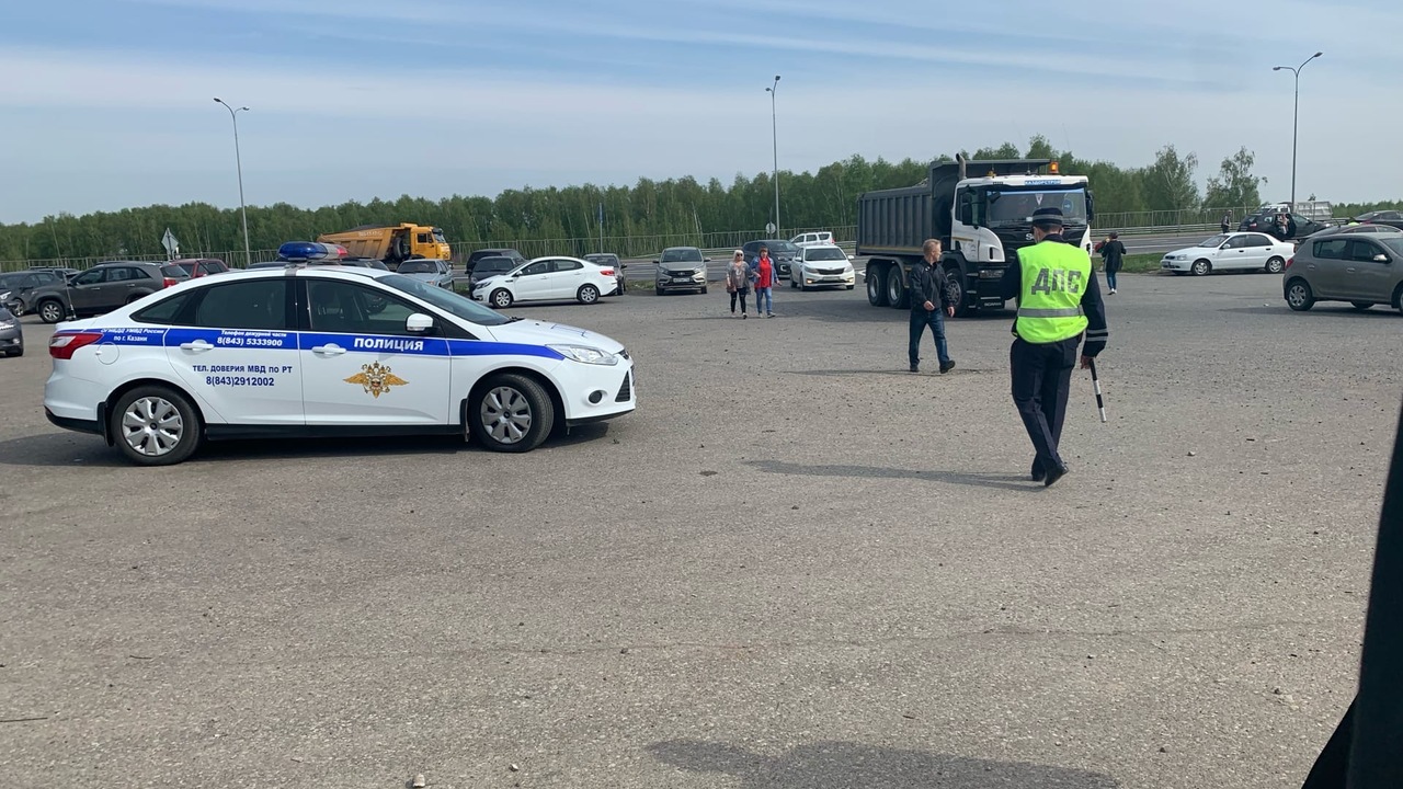 Ситуация, когда инспектор ГАИ требует остановит...