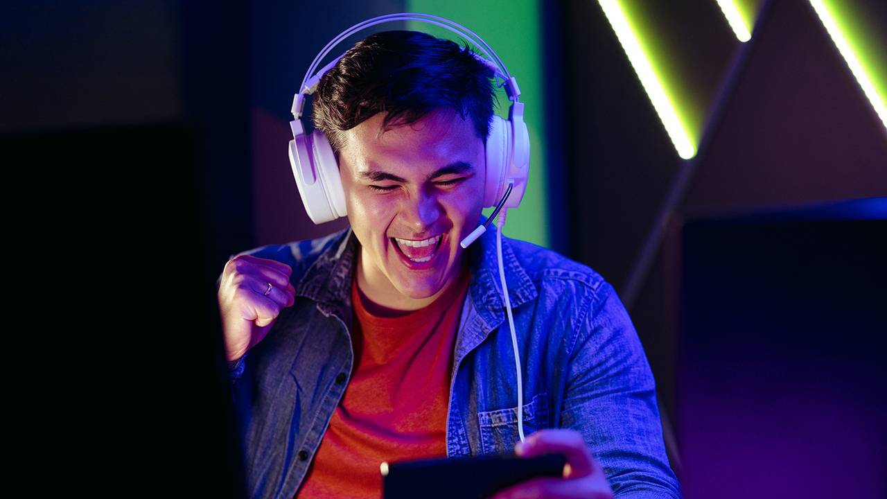 T2, российский оператор мобильной связи, расшир...