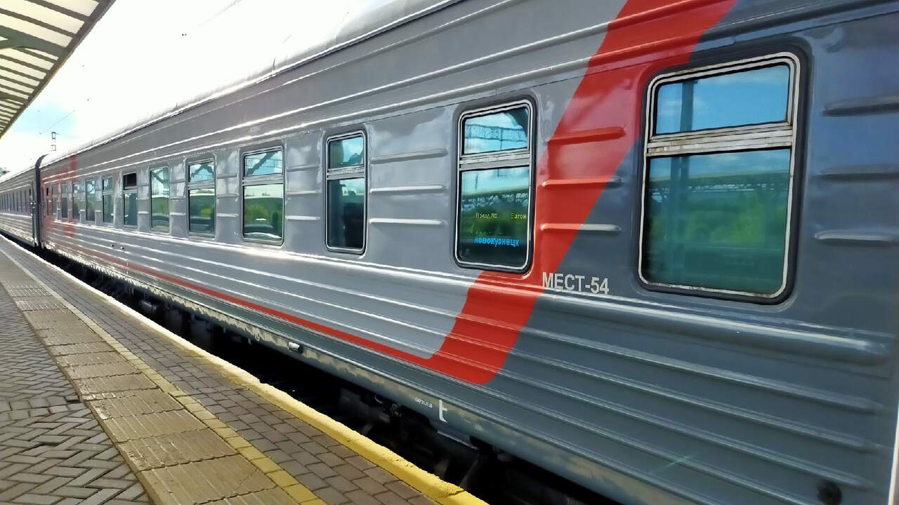 Представьте: вы подходите к поезду, смотрите в ...