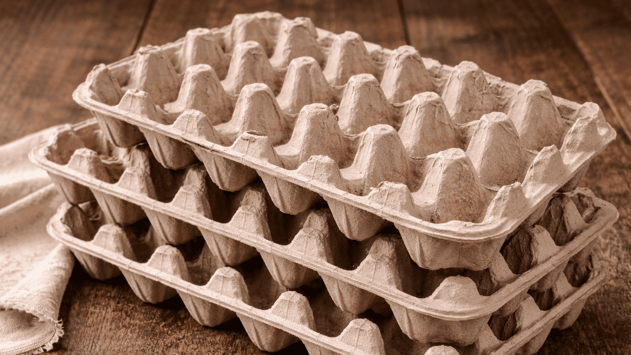 Пустые бумажные лотки из-под яиц чаще всего без...