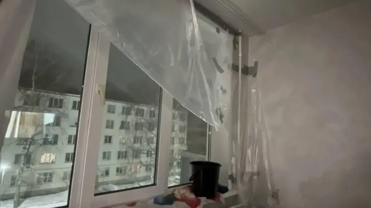 Семья с младенцем живёт в сырой квартире из-за протечек крыши В Набережных Челнах обычная очистка крыши от сн...