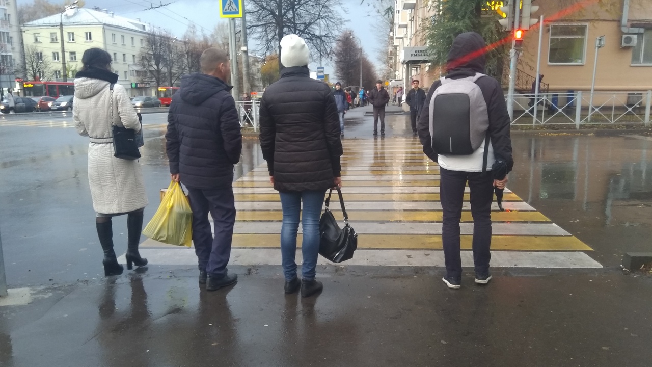 Пешеходный переход многие водители воспринимают...