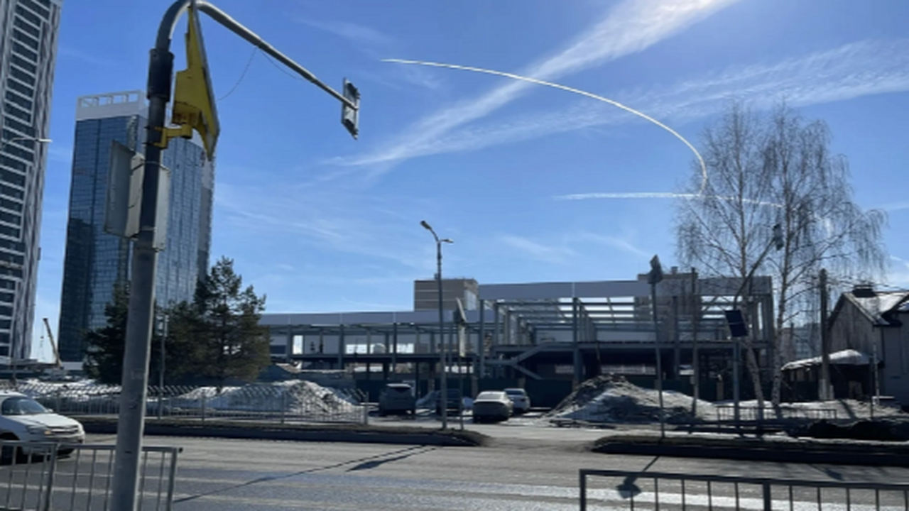 В Набережных Челнах на улице Абдуллы Алиша возв...