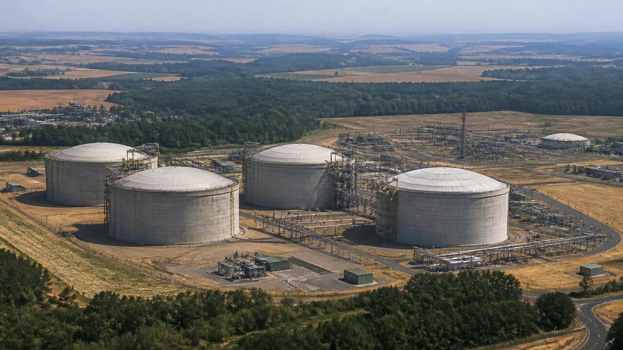 Франция из-за жары выкачала 200 млн кубов зимнего газа Из-за аномальной жары Франция выкачала из подзе...