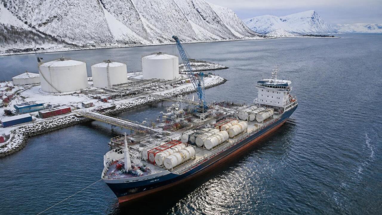 Топливо для Севера будут закупать напрямую у нефтяников Правительство переводит закупки топлива для сев...