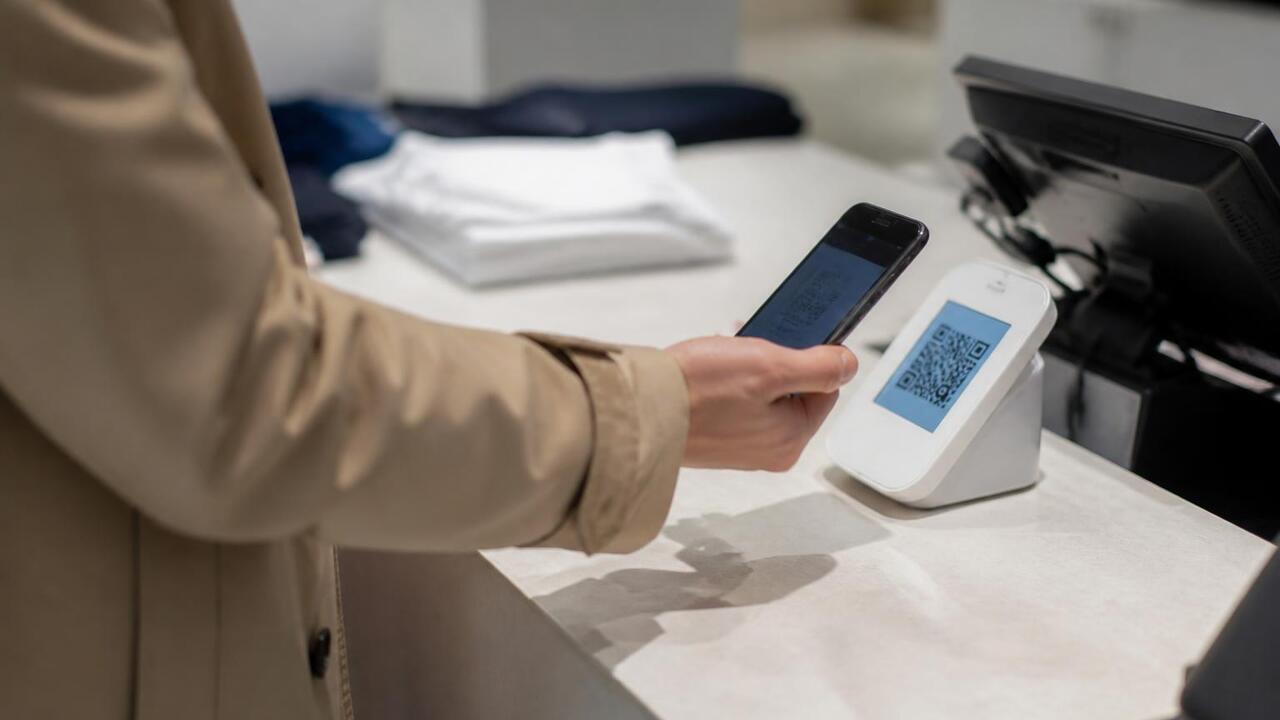 Россияне массово переходят на оплату по QR-коду и биометрии Россияне все чаще оплачивают покупки по QR-коду...