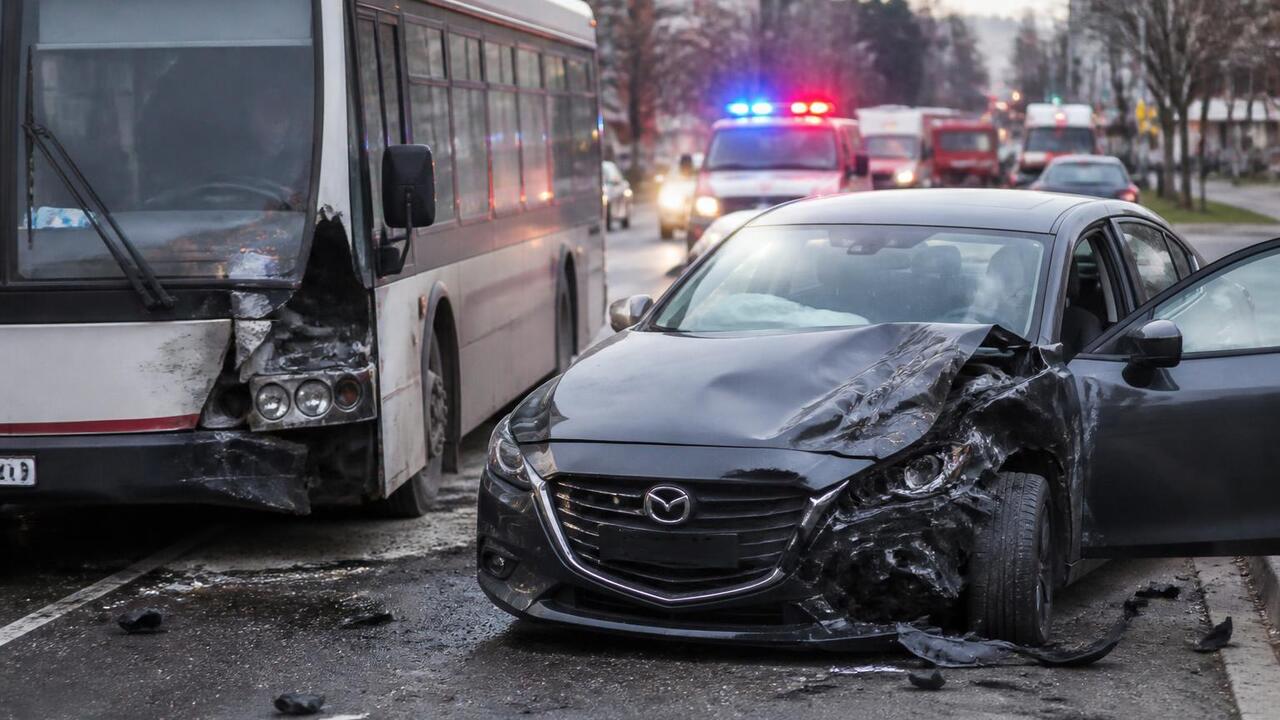 В Казани водитель Mazda столкнулся с автобусом, пострадал пассажир В Казани на улице Беломорской водитель Mazda ст...