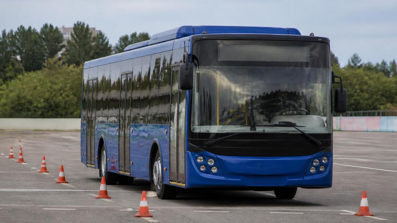 Четыре водителя из Набережных Челнов соревнуются в управлении большим автобусом Четыре водителя из Набережных Челнов участвуют ...