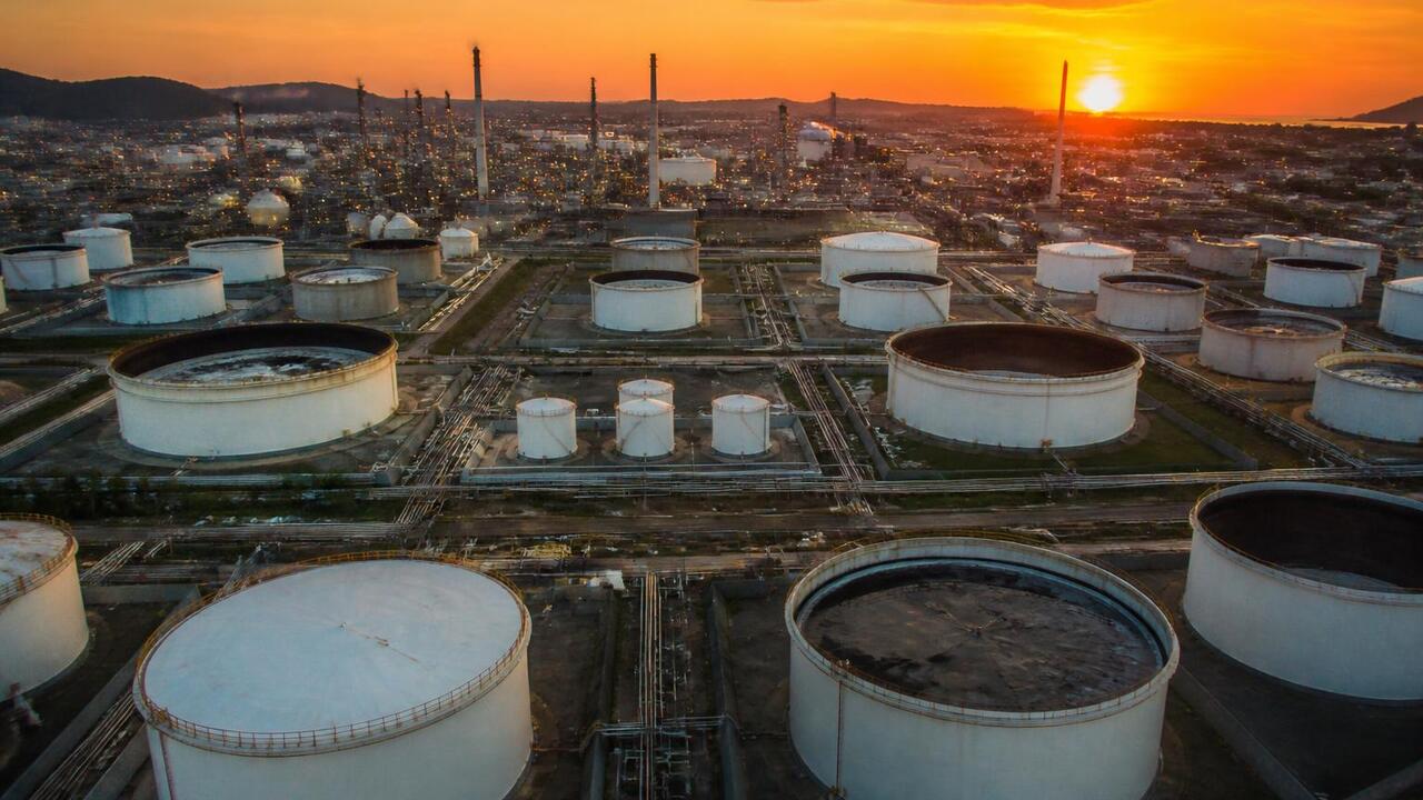 Казахстан может начать перерабатывать российскую нефть и реэкспортировать топливо в РФ Казахстан и Россия ведут переговоры о переработ...