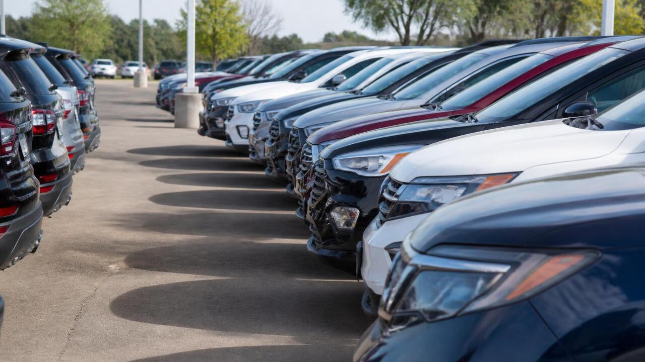 Продажи новых автомобилей в России за семь месяцев выросли на 10% Минпромторг России сообщил, что за январь—июль ...