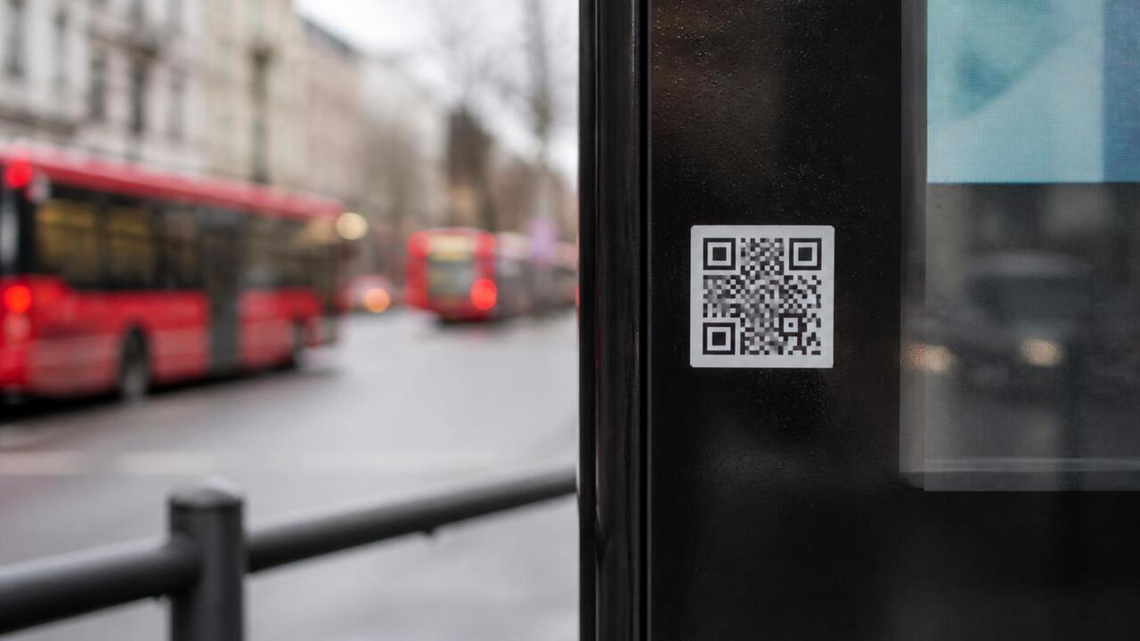 В Казани на остановочных табло появились QR-код...