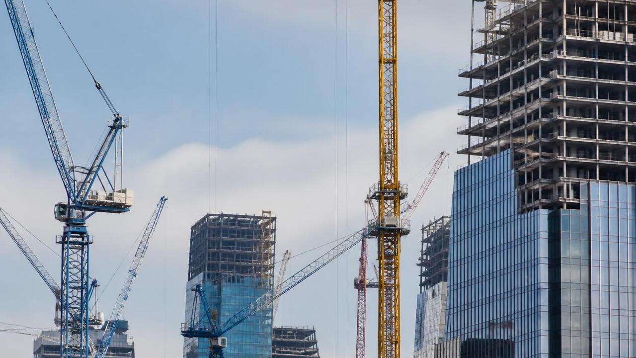Объем строительных работ в Татарстане впервые превысил 1 трлн рублей Раис Татарстана Рустам Минниханов на совещании ...