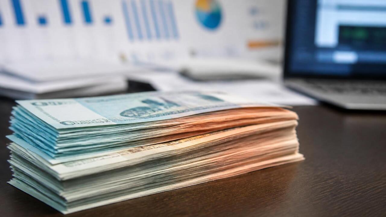 Россияне за июль сняли с банковских счетов 643 млрд рублей Россияне массово снимают наличные: за июль из б...
