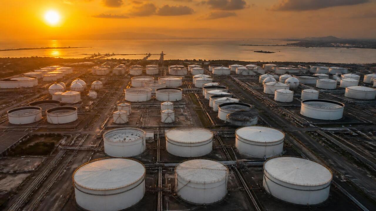 Стратегический резерв нефти США упал до 289,7 м...