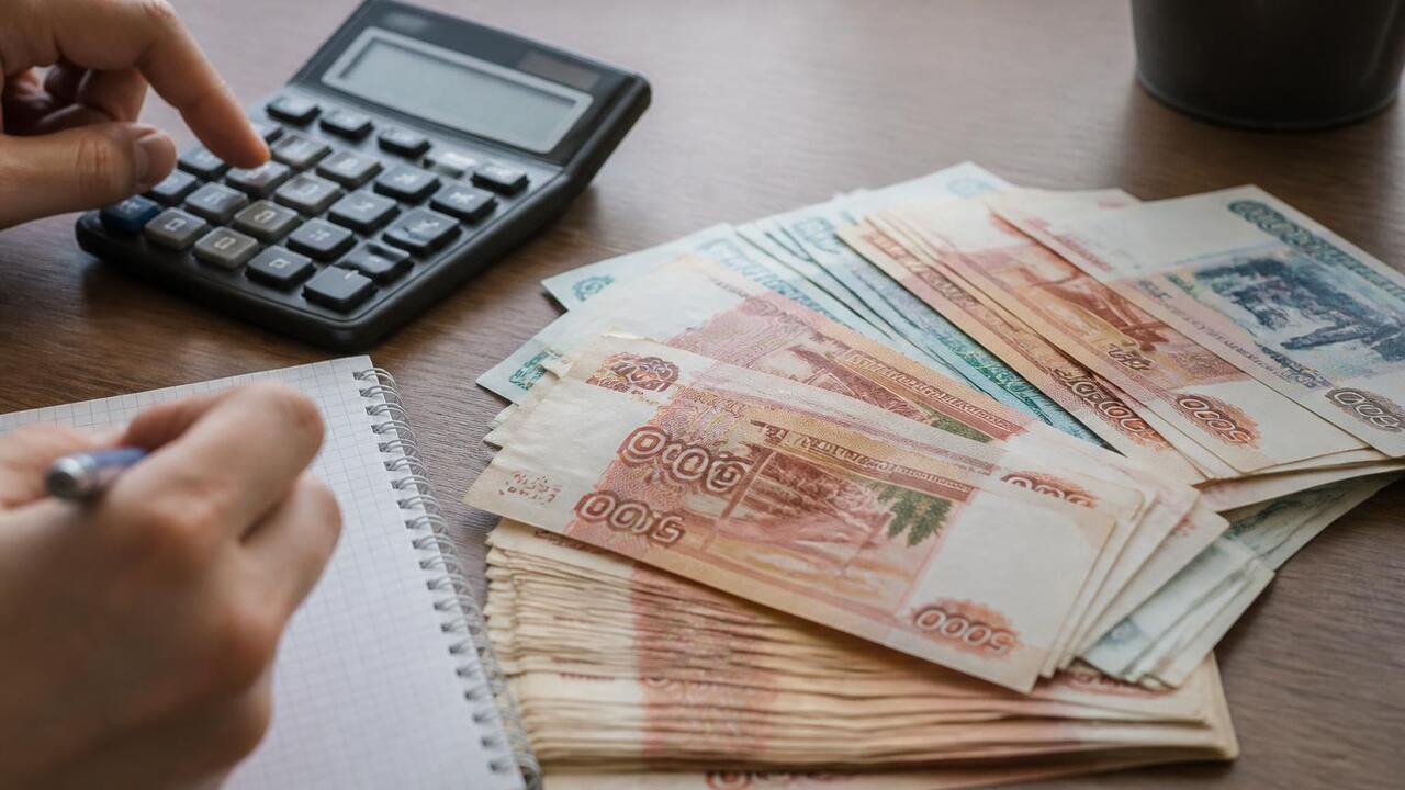 Экономист: МРОТ в 2027 году может вырасти до 32,7 тыс. рублей Доцент Финансового университета Игорь Балынин с...