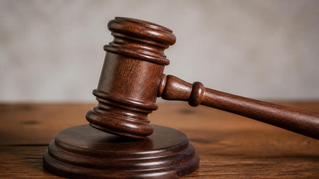 Двое казанцев продавали мигрантам фальшивые трудовые договоры Двое казанцев продавали мигрантам поддельные тр...