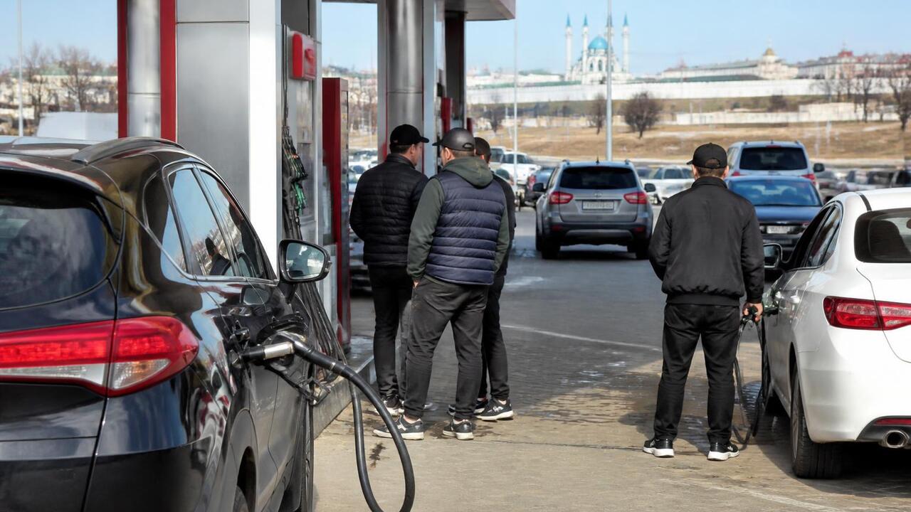 Нижегородцы массово едут за бензином в Казань Нижегородцы приезжают за бензином в Казань из-з...