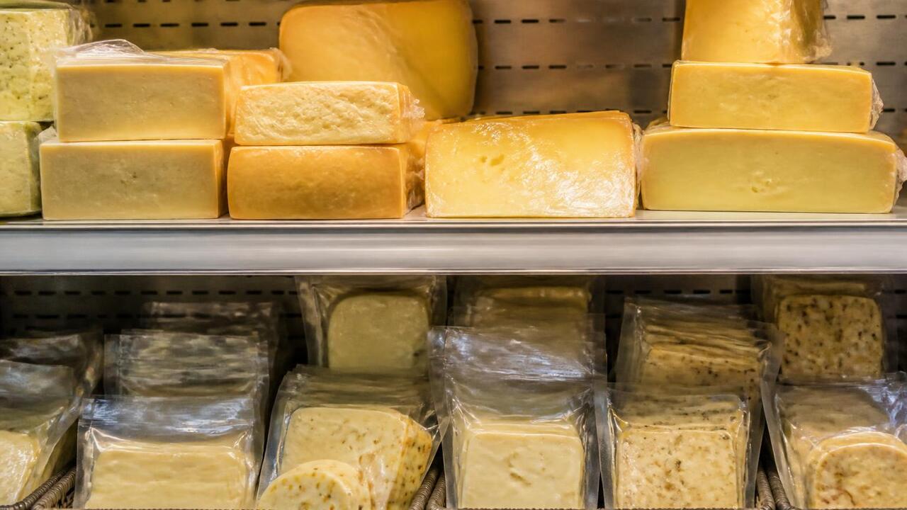 Производство сырных продуктов с ЗМЖ упало на 22,2% за семь месяцев Производство сырных продуктов с заменителями мо...