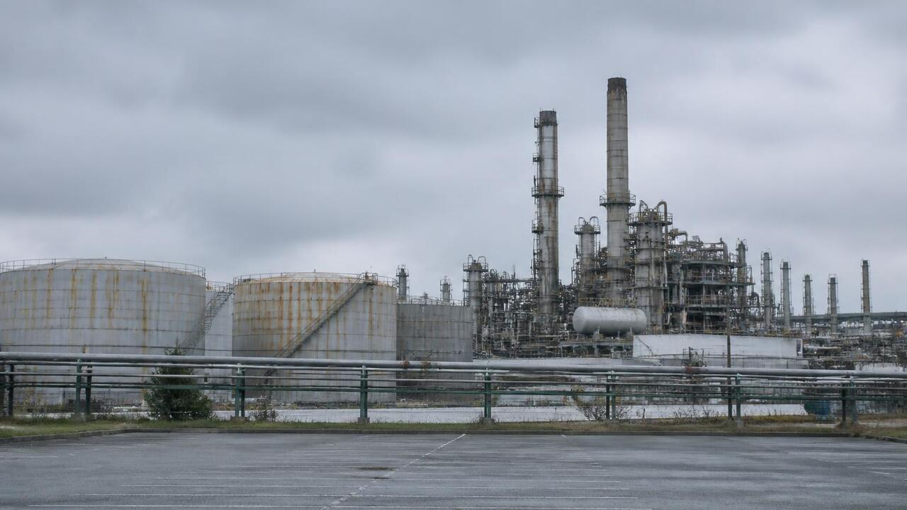 Банкротство грозит 460 румынским компаниям из-за остановки завода Лукойла Остановка НПЗ Petrotel в Румынии грозит банкрот...