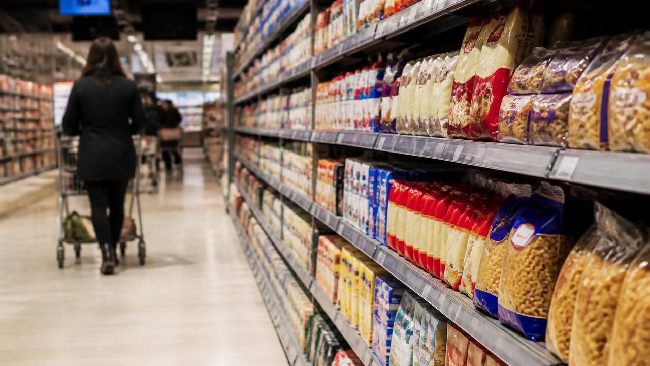 Россияне переходят на дешевые продукты: что происходит с продажами Россияне переходят на дешевые продукты, что сти...