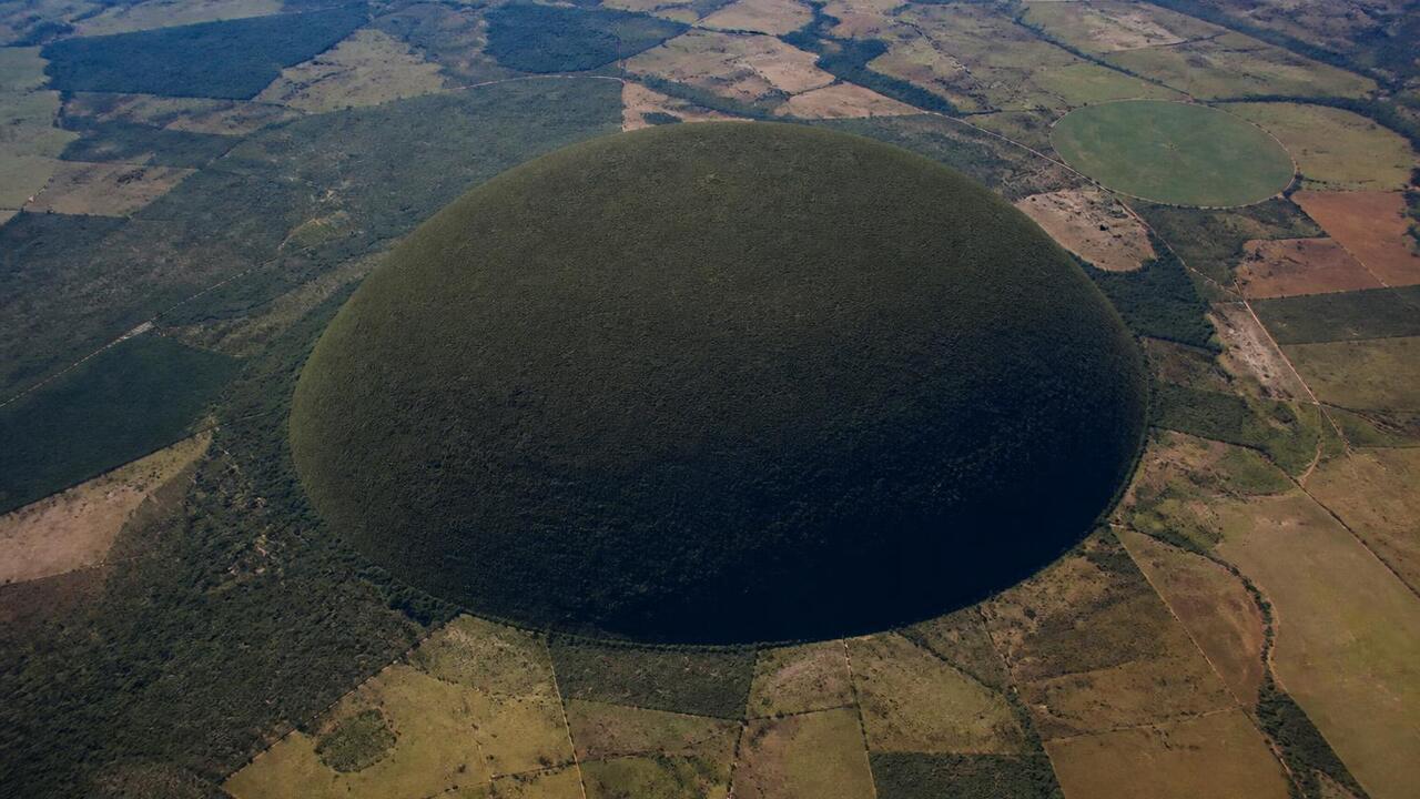 Спутниковый снимок показал гигантский купол Калдас-Новас в Бразилии Спутник Landsat 9 запечатлел купол Калдас-Новас...