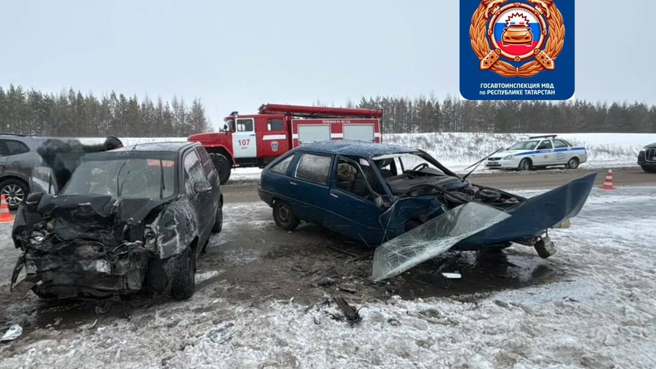 На месте дорожного происшествия находятся сотру...