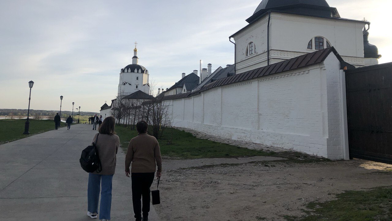 Страховую пенсию по старости могут временно при...