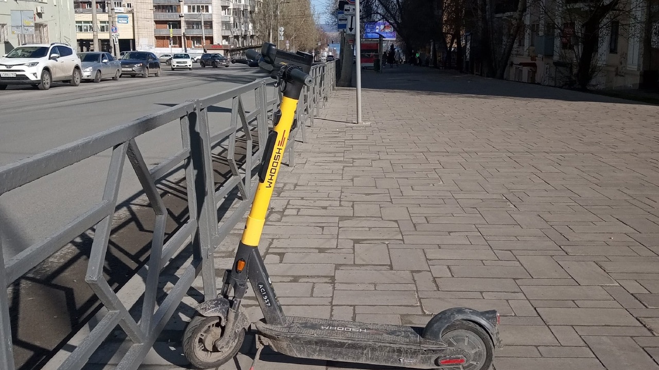 Отец, наслаждаясь прогулкой с детьми по проспек...