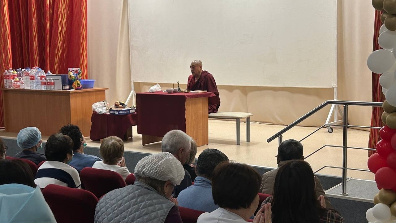 В ресбольнице Калмыкии совершили ритуал продления жизни Монах центрального хурула Нгаванг Лодой провёл ...