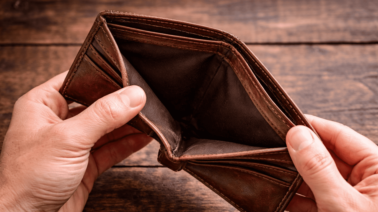 Когда зарплаты хватает лишь до середины месяца,...