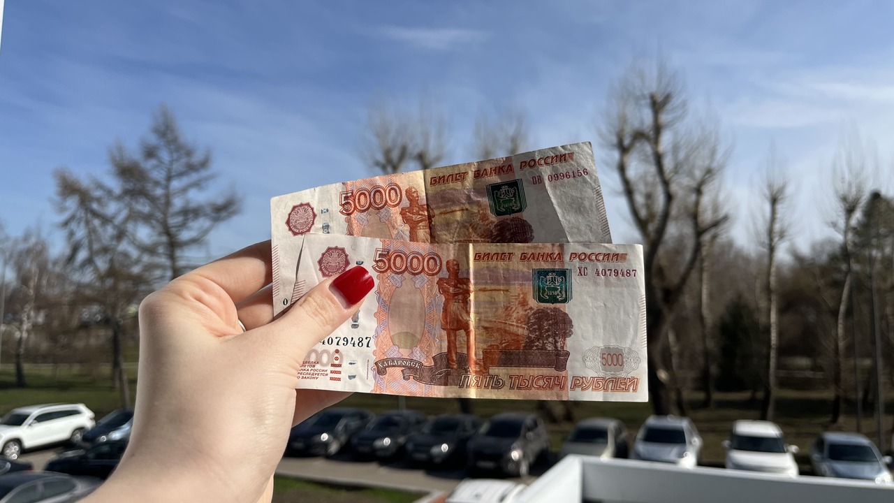 Деньги упадут на карту мгновенно — 6 000 рублей разом: указано, куда подавать заявление Совсем скоро пенсионеры в России начнут получат...