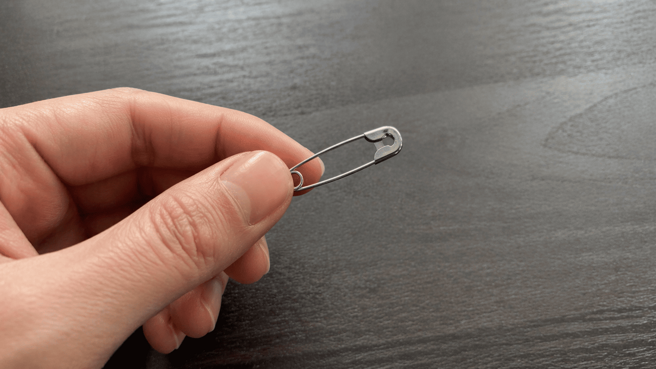 Маленькая английская булавка, незаметно приколо...