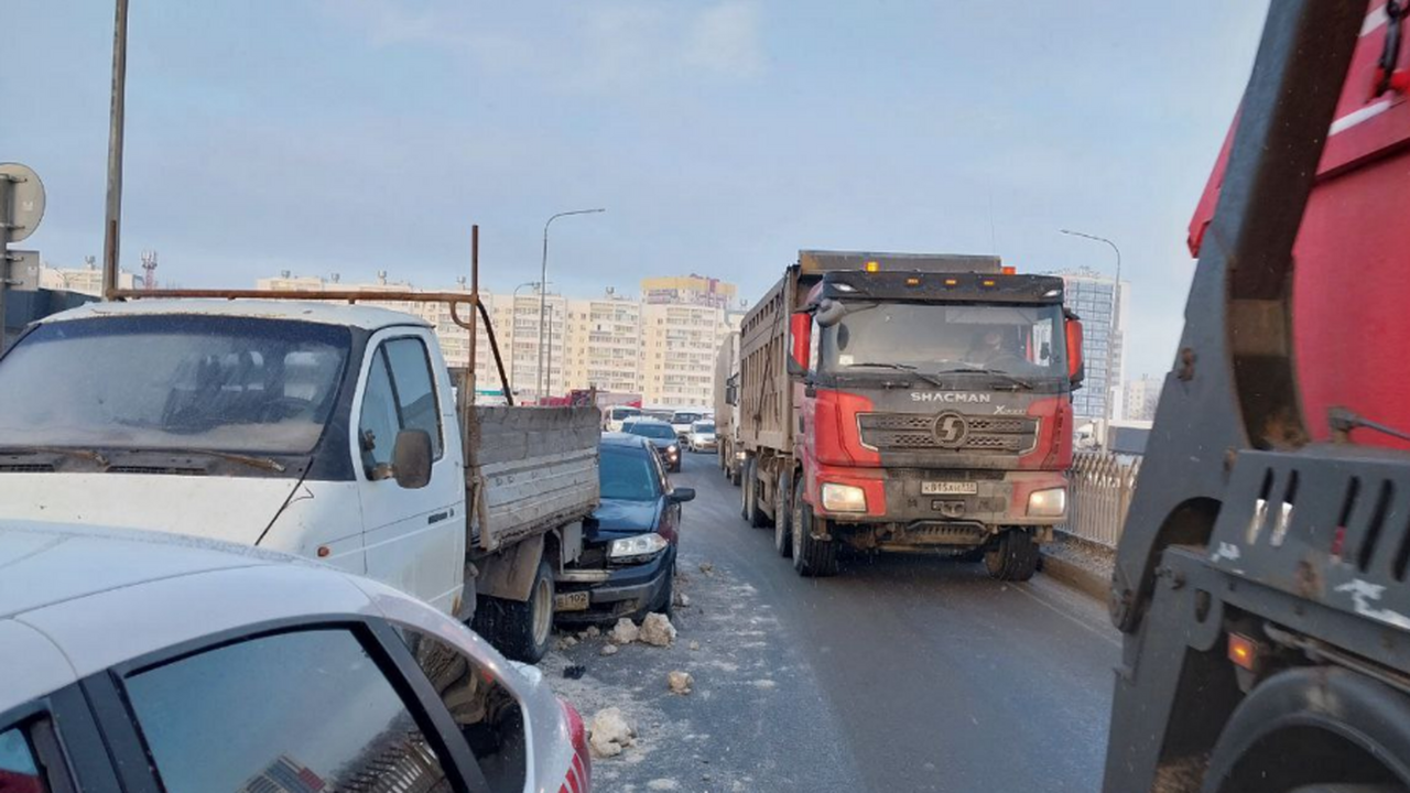 Из-за аварии на одной полосе возникли трудности...