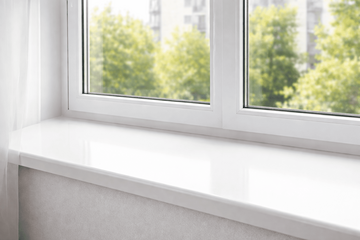 Подоконник засияет чистотой без лишних затрат: копеечное аптечное средство отбеливает лучше дорогой химии