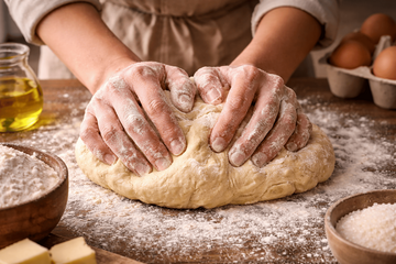 Идеальное тесто для заливных пирогов: почему оно всегда получается нежным и пышным