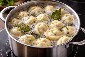 Кулинарный лайфхак, который спасает даже неудачные пельмени: почему стакан холодной воды меняет результат