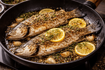 Идеальная жареная рыба без запаха и брызг масла: простое правило про крышку, о котором знают не все